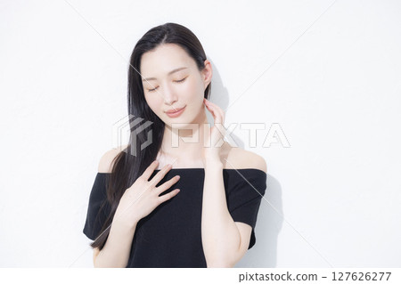 一位身穿黑色露肩裝的女士 一位身穿黑色露肩裝的女士 127626277