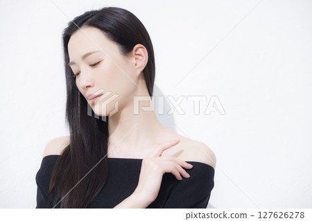 一位身穿黑色露肩裝的女士 一位身穿黑色露肩裝的女士 127626278