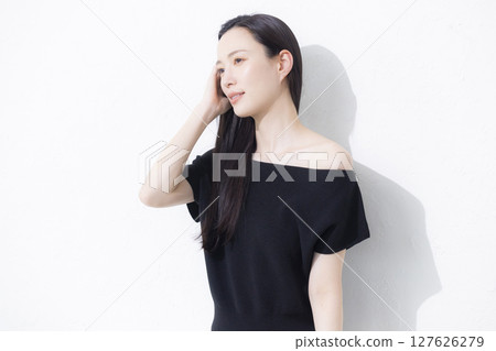 一位身穿黑色露肩裝的女士 一位身穿黑色露肩裝的女士 127626279