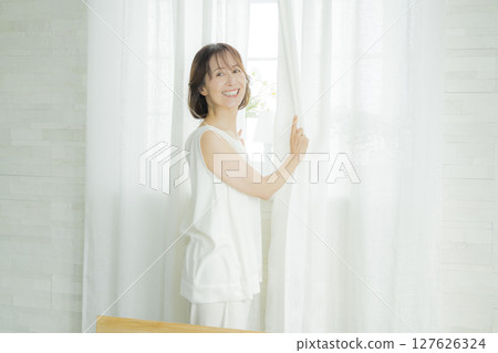 開窗簾的中年女人 127626324