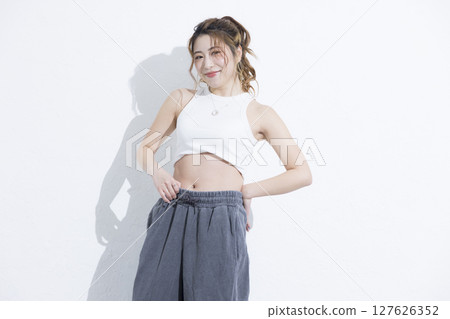 Women stretching 127626352