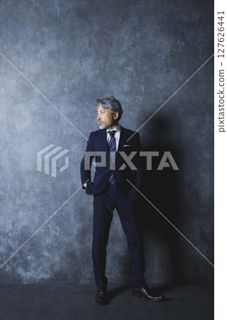 頭髮灰白的商人 127626441