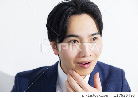 A young businessman who cares about beauty 127626486