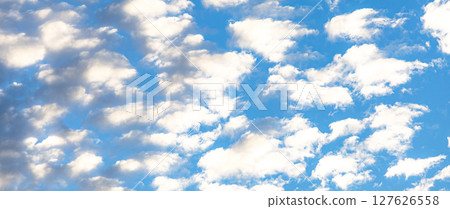 晴朗的傍晚天空出現羊雲 晴朗的傍晚天空出現羊雲 127626558