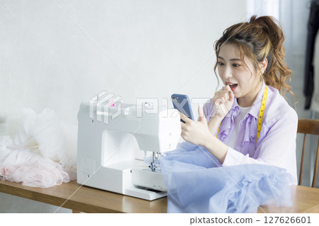 縫合與一台縫紉機的婦女 127626601