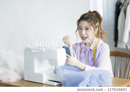 縫合與一台縫紉機的婦女 縫合與一台縫紉機的婦女 127626603