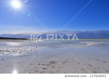 惡水湖在烈日下閃閃發光 惡水湖在烈日下閃閃發光 127626641