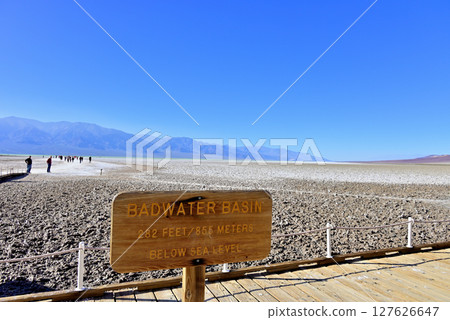 惡水盆地標誌顯示低於海平面 127626647