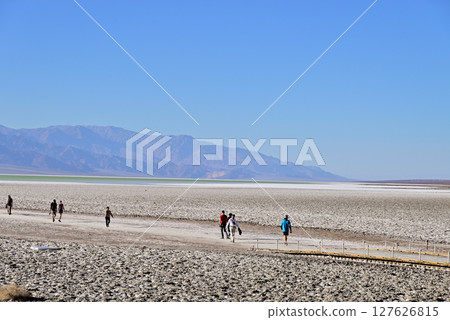 People heading to Badwater Lake 127626815