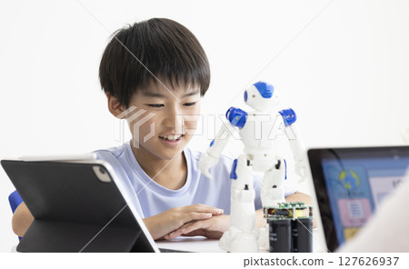 Elementary school students learning programming 127626937