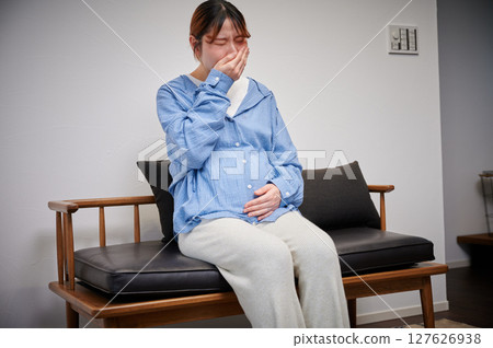 Women suffering from morning sickness, pregnant women, maternity Women suffering from morning sickness, pregnant women, maternity 127626938