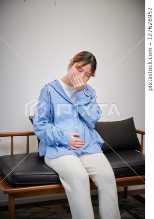 Women suffering from morning sickness, pregnant women, maternity 127626952