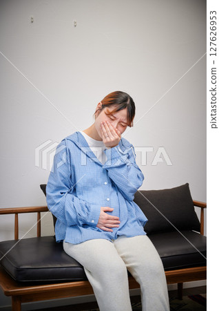 Women suffering from morning sickness, pregnant women, maternity 127626953