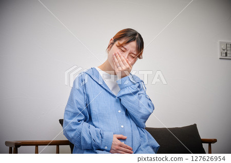 Women suffering from morning sickness, pregnant women, maternity 127626954