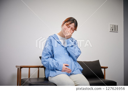 Women suffering from morning sickness, pregnant women, maternity 127626956