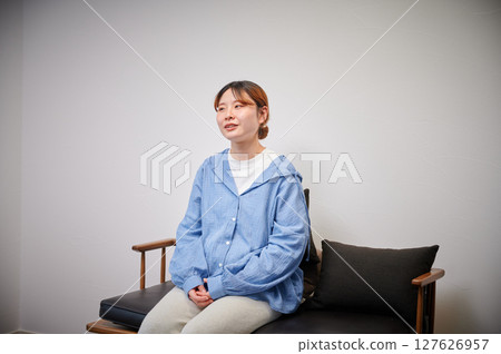 Women suffering from morning sickness, pregnant women, maternity 127626957