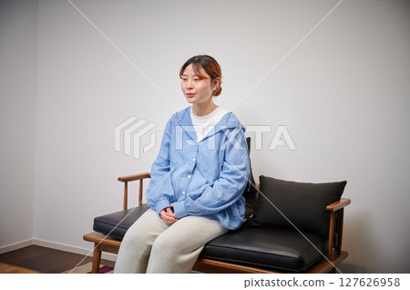 Women suffering from morning sickness, pregnant women, maternity 127626958