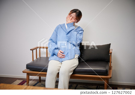患有孕吐的女性、孕婦、產婦 127627002