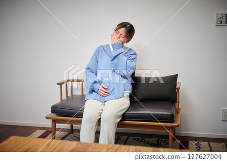 Women suffering from morning sickness, pregnant women, maternity Women suffering from morning sickness, pregnant women, maternity 127627004