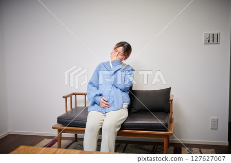 Women suffering from morning sickness, pregnant women, maternity 127627007