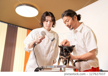 一位年輕的實習生和一位經驗豐富的美容師 127627037