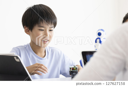 Elementary school students learning programming 127627158