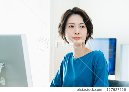 Business woman heading to PC Business woman heading to PC 127627236