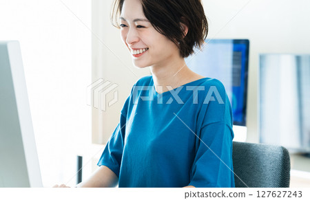 前往個人電腦的女商人 127627243