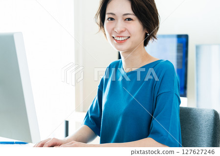前往個人電腦的女商人 127627246
