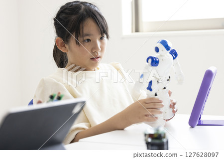 Elementary school students learning programming Elementary school students learning programming 127628097