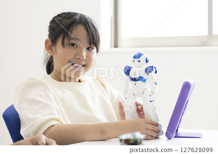 Elementary school students learning programming 127628099
