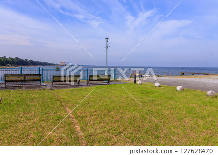 A view of the vast, ocean-like shores of Lake Biwa 127628470