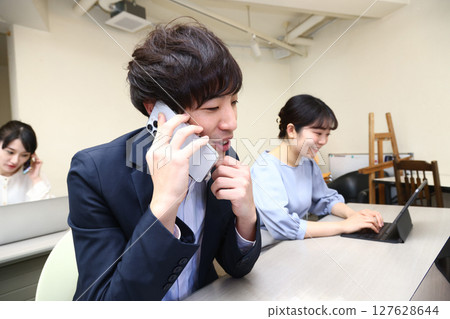 男員工打電話 127628644