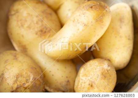 蒸新馬鈴薯（庫存照片） 127628803