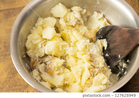 製作馬鈴薯泥(庫存照片) 製作馬鈴薯泥(庫存照片) 127628949