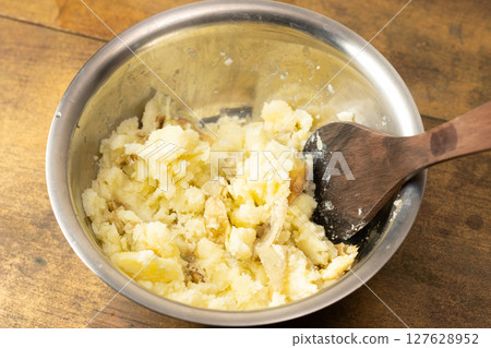 製作馬鈴薯泥(庫存照片) 製作馬鈴薯泥(庫存照片) 127628952