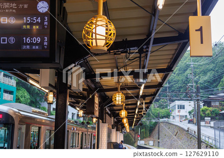 熱門溫泉勝地有馬溫泉站的雨景 127629110