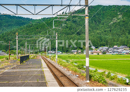 從滋賀縣長濱市與鄉町北陸本線與鄉站月台眺望 127629235