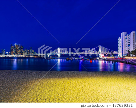 Busan: Gwangalli Beach and the illuminated Gwangan Bridge Busan: Gwangalli Beach and the illuminated Gwangan Bridge 127629351