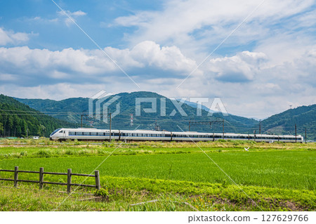 滋賀縣長濱市與鄉町北陸本線與鄉站附近行駛的特快列車 127629766