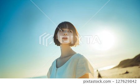一個女人在海裡 127629842