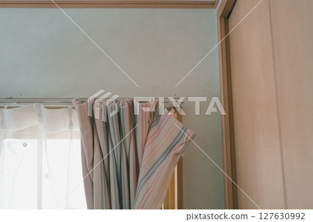 Remove the curtain hooks from the fixed runners 127630992