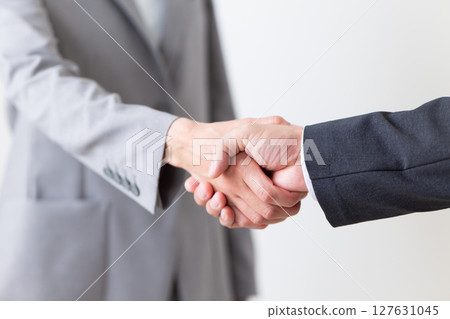 一位商人和一位穿著西裝的女商人握手 127631045
