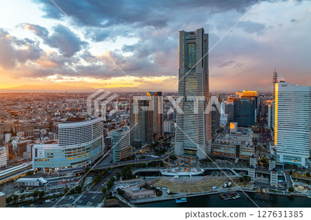 【神奈川縣】沐浴在夕陽餘暉中的橫濱地標塔 【神奈川縣】沐浴在夕陽餘暉中的橫濱地標塔 127631385