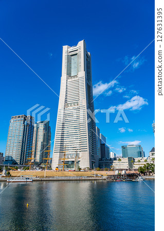 [Kanagawa Prefecture] Yokohama's landmark tower towering into the blue sky 127631395