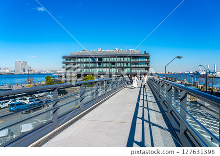 [Kanagawa Prefecture] Refreshing blue sky and Yokohama Hammerhead 127631398