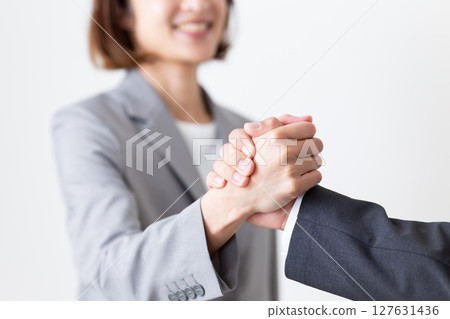 一位西裝革履的商人和一位女商人手牽手 127631436