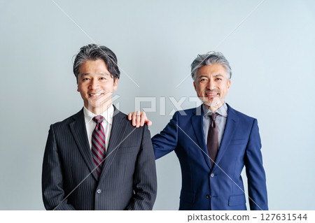 一群微笑的中年男性商人 127631544