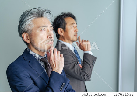 一群中年男性商人在思考 127631552