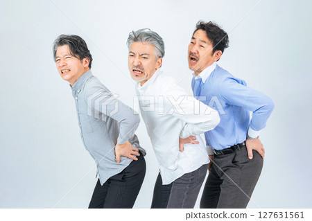 一群背痛的中年男子 127631561